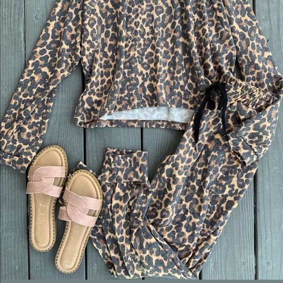 Cheetah print top - Picture 2 of 2